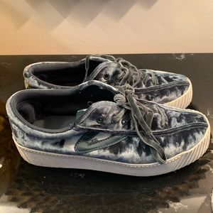 Women’s Tretorn size 7